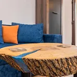 Snug Apartments - Private Parking Near Downtown
