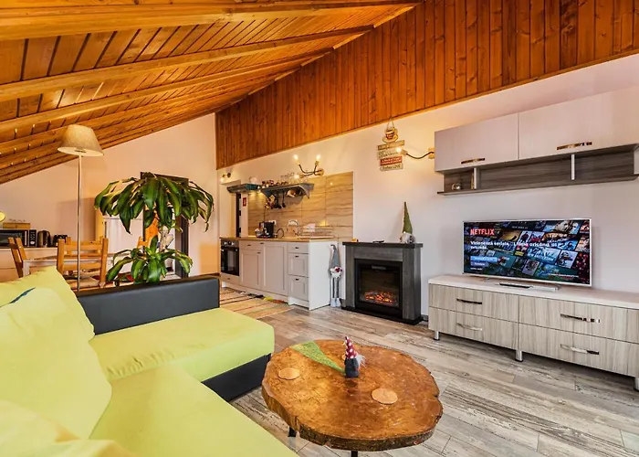 Snug Apartments - Private Parking Near Downtown
