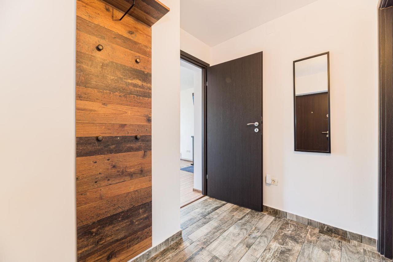 Snug - Private Parking Near Downtown Apartament