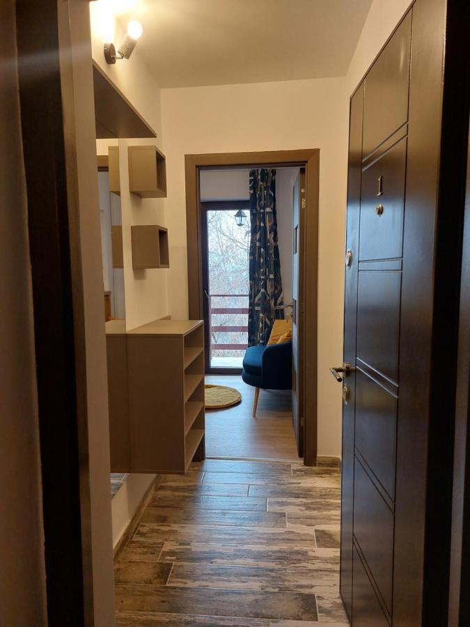 Snug - Private Parking Near Downtown Apartament